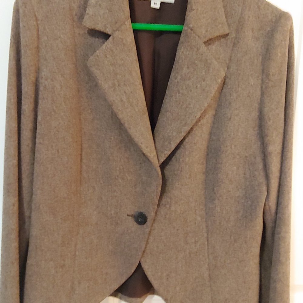 Bloomingdale's size 12 tan tweed fitted jacket